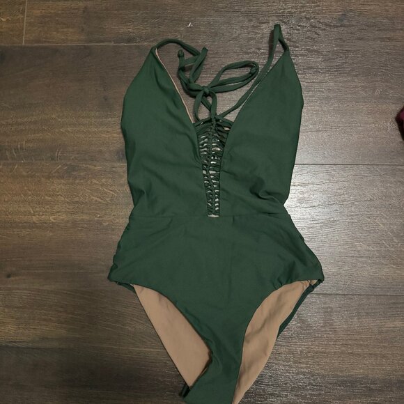 New Without Tags PilyQ Envy Victoria One Piece Size Small - Picture 2 of 5